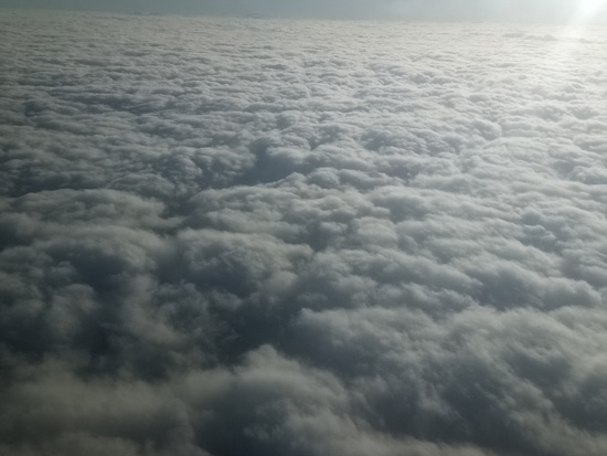 飞机在云层上方
